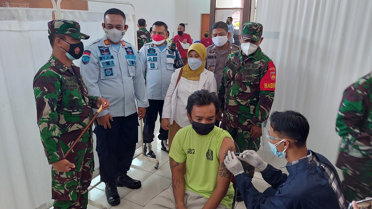 Sebanyak 513 warga binaan Rumah Tahanan (Rutan) Kelas 1 Surakarta, Jawa Tengah mendapatkan vaksin Sinovac, Kamis (26/8). (MP/Ismail)