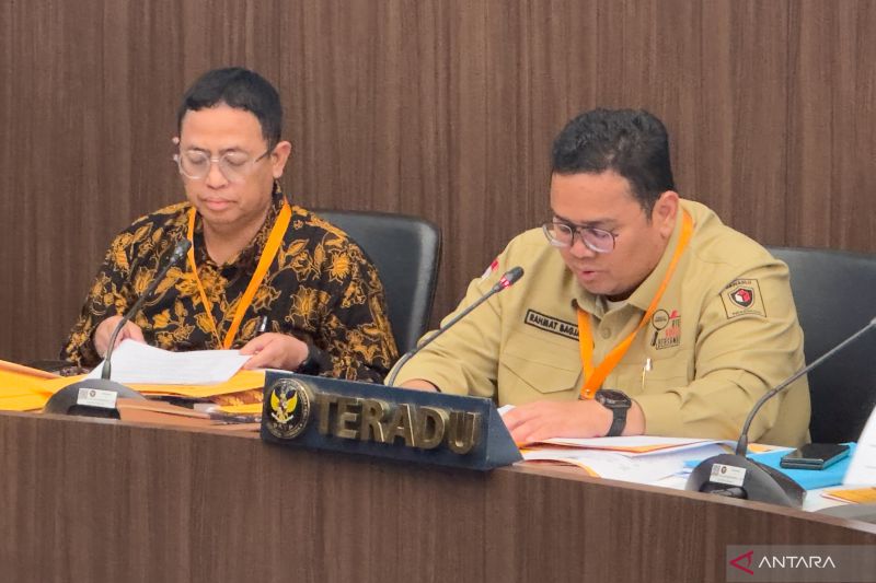 Ketua Bawaslu RI, Rahmat Bagja (kanan), bersama Anggota Bawaslu RI Puadi dalam persidangan yang digelar oleh DKPP di Jakarta, Jumat (15/3). Foto: ANTARA/Rio Feisal