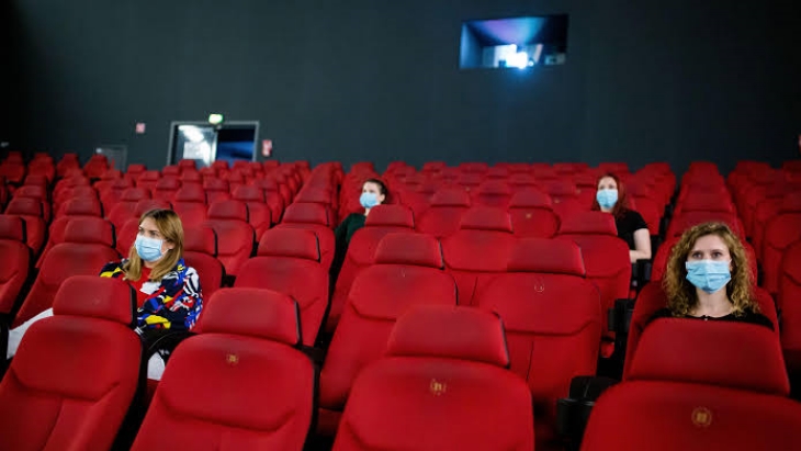 Aturan protokol kesehatan di bioskop. (Foto: NME)