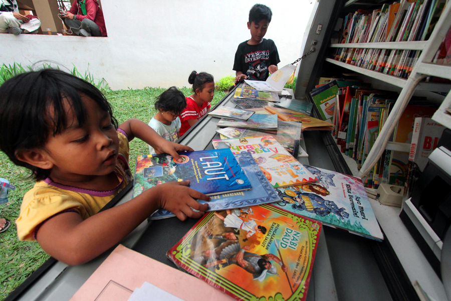 Perpustakaan keliling di halaman Rusun  Jatinegara, Jakarta Timur. (MP/Dery Ridwansah)