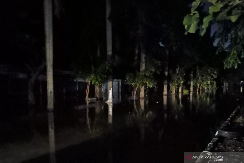 Banjir disertai pemadaman listrik masih terjadi di Perumahan Green Ville, Tanjung Duren, Jakarta Barat, Jumat (3/1/2019) (ANTARA News/Fathur Rochman)