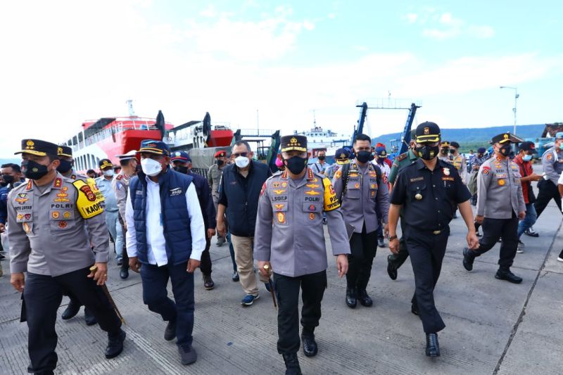 Kapolri Jenderal Pol. Listyo Sigit Prabowo meninjau pelaksanaan mudik lebaran di Pelabuhan Gilimanuk, Bali, Kamis (28/4/2022). (ANTARA/HO-Divisi Humas Polri)
