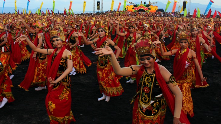Tari Gandrung Banyuwangi. (Sumber: osengisme.blogspot.com)