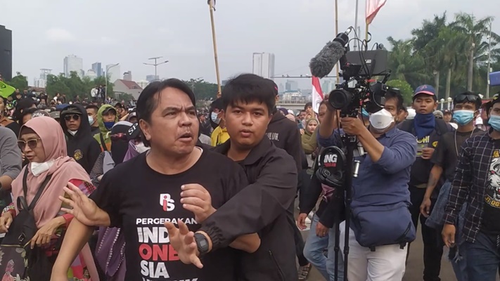 Dosen Universitas Indonesia, Ade Armando, hadir saat demo 11 April di depan Gedung MPR/DPR, Senin (11/4). (Foto: Tangkapan Layar YouTube)