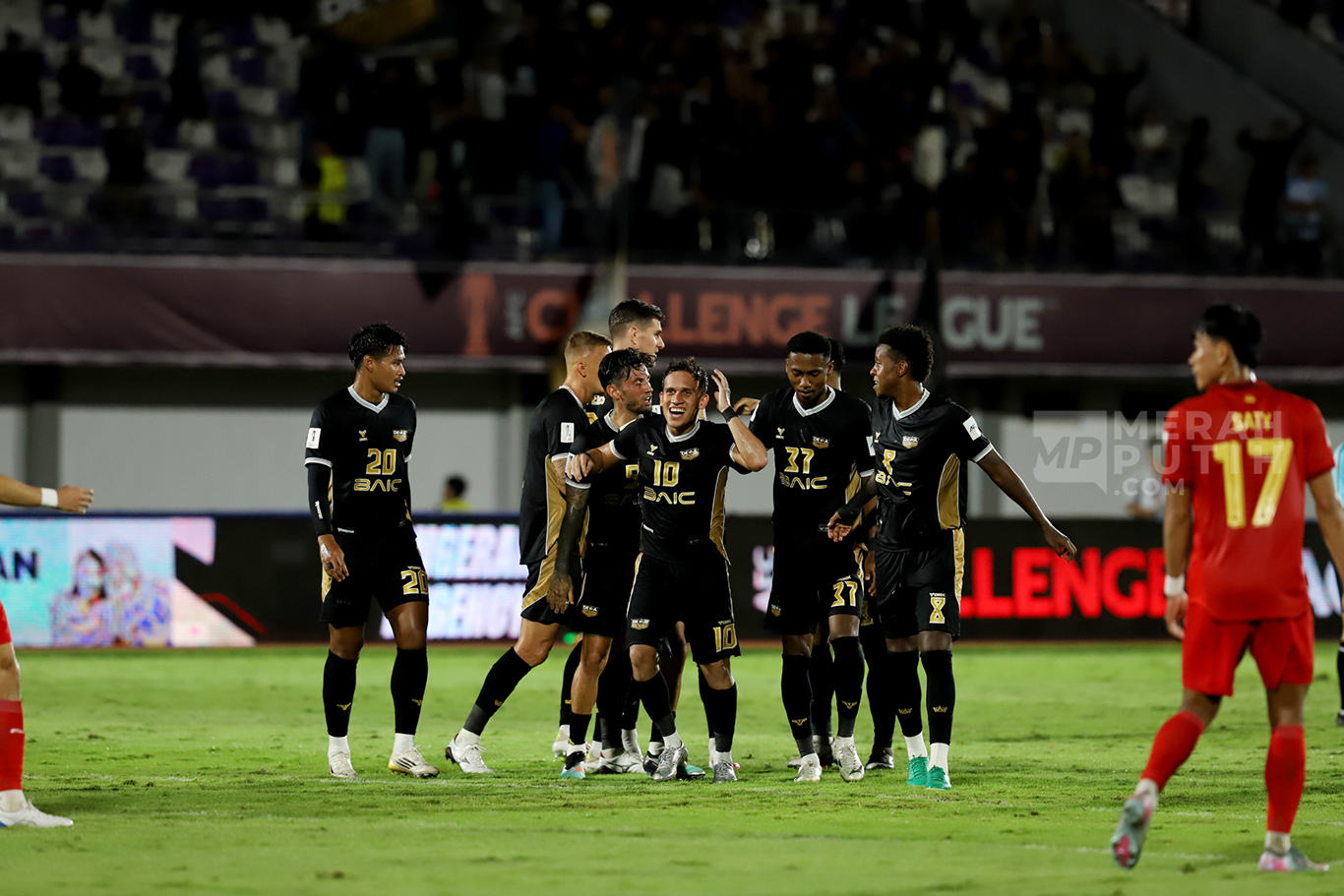 Selebrasi pesepak bola Dewa United Banten Egy Maulana Vikri usai mencetak gol ke gawang Phnom Penh Crown pada pertandingan AFC Challenge League di Stadion Indomilk Arena, Kabupaten Tangerang, Banten, Minggu (26/10/2025).