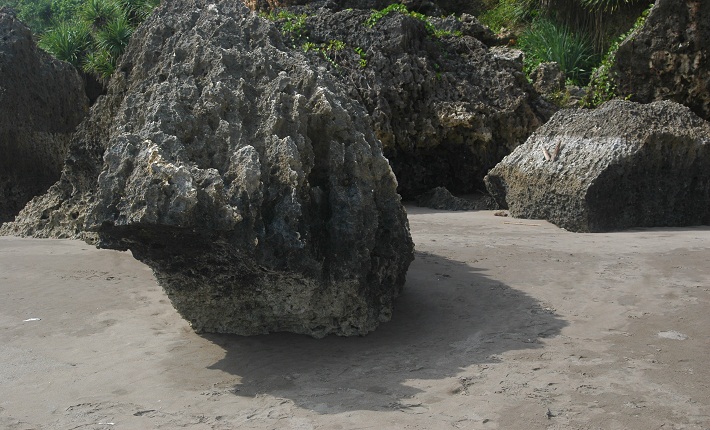 Batu karang di pinggir pantai Parang Engog