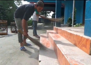 Material abu vulkanis akibat erupsi Gunung Merapi masih menempel di rumput dan rumah warga di Desa Sangup, Kecamatan Tamansari, Kabupaten Boyolali, Jawa Tengah, Jumat (29/1). (MP/Ismail)