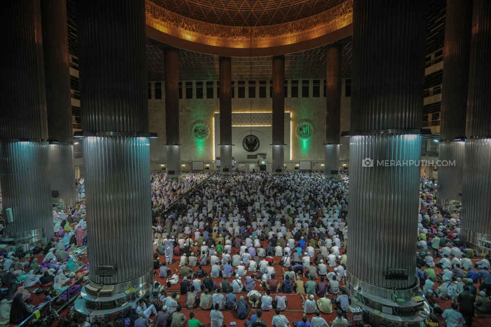 Kegiatan iktikaf di Masjid Istiqlal sebelum ada pelarangan kegiatan ibadah jamaah karena wabah virus corona. (Merahputih.com/Rizki Fitrianto)