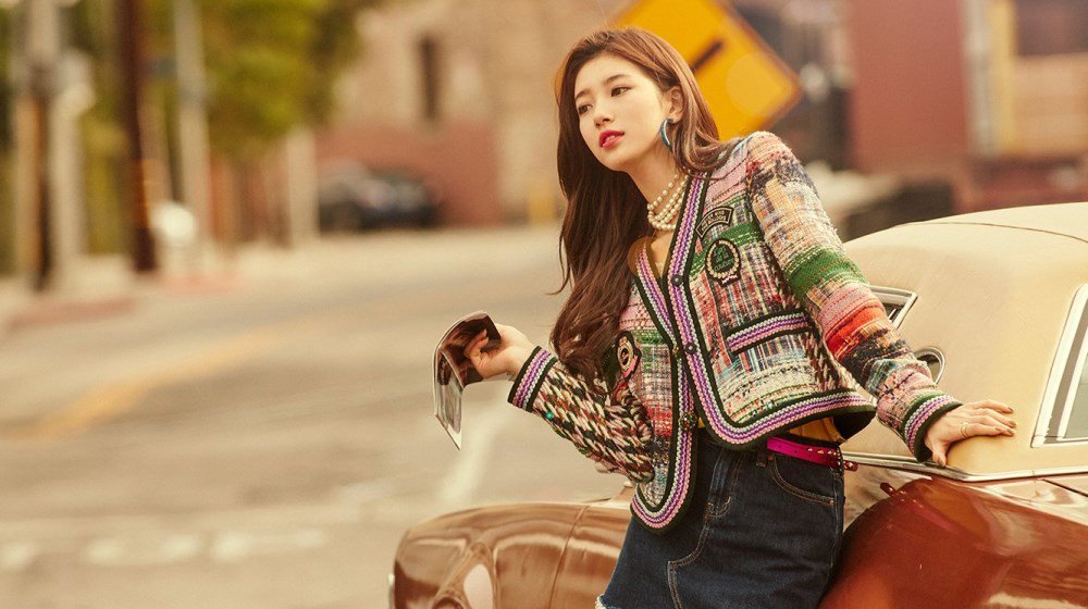 Suzy Goda Penggemar dengan Foto Glamor