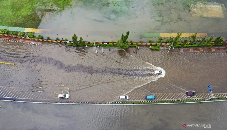 Kendaraan melewati banjir di kawasan Jalan S. Parman, Jakarta Barat, Rabu (1/1/2020). ANTARA FOTO/Muhammad Adimaja/aww. (ANTARA FOTO/MUHAMMAD ADIMAJA)