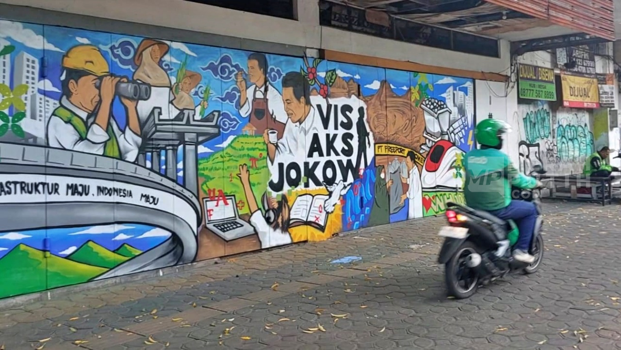 H-1 Pensiun, Mural Infrastruktur Era Jokowi Mejeng di Jalan Slamet Riyadi