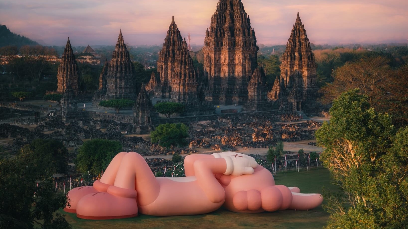 Kaws Holiday Tampilkan Karakternya di Candi Prambanan 
