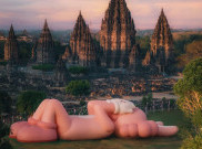 Kaws Holiday Tampilkan Karakternya di Candi Prambanan 