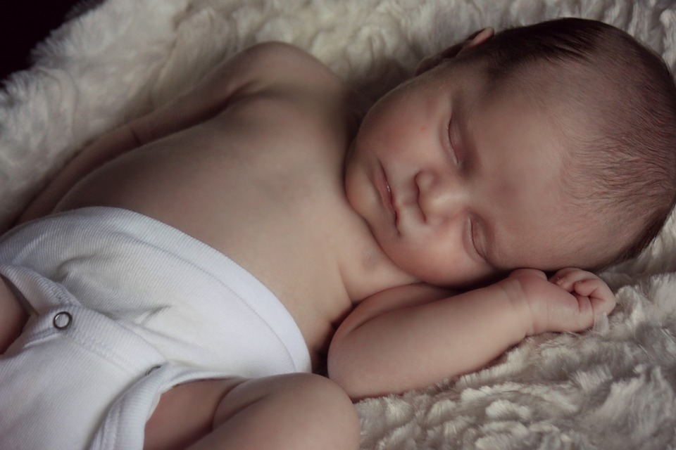 Bayi tidur berkeringat biasanya karena kepanasan (Sumber: Pixabay/cherylholt)
