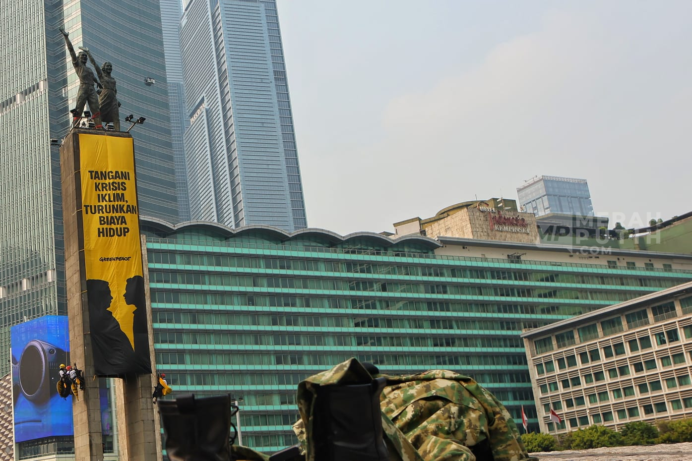 Aktivis Greenpeace Indonesia Kibarkan Baliho di Bundaran HI Jakarta