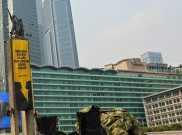 Aktivis Greenpeace Indonesia Kibarkan Baliho di Bundaran HI Jakarta