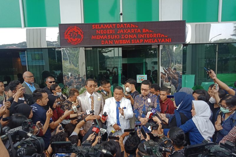 Hotman Paris selaku kuasa hukum Teddy Minahasa saat menjawab pers usai sidang vonis Teddy Minahasa di Pengadilan Negeri Jakarta Barat pada Selasa (9/5/2023). ANTARA/Risky Syukur