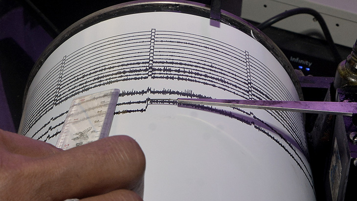 Alat pencatat kekuatan gempa
