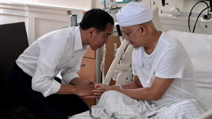 Presiden Jokowi menjenguk Ustaz Arifin Ilham di RSCM.beberapa waktu lalu sebelum dibawa ke Malaysia Foto: @jokowi 