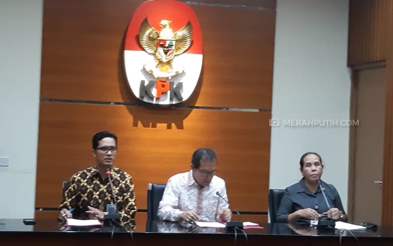 Wakil Ketua KPK Saut Situmorang (tengah) saat mengumumkan penetapan tersangka komisaris PT WAE di Jakarta, Kamis (15/8) (MP/Ponco Sulaksono)