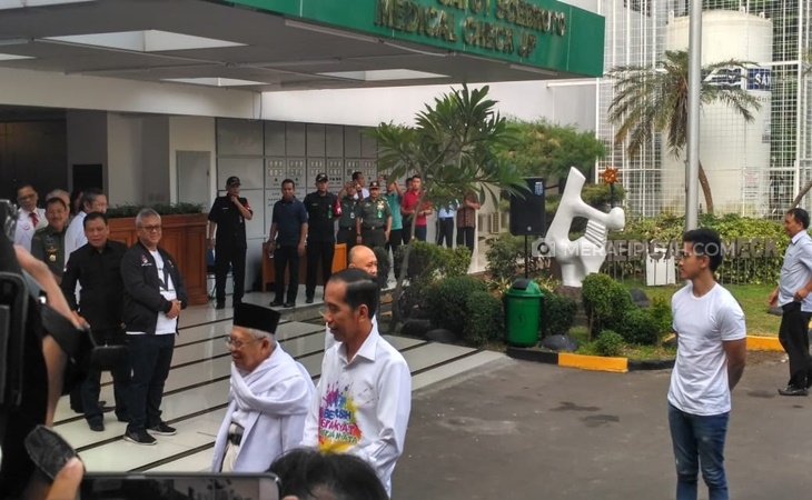 Kaesang Pangarep berdiri di belakang Jokowi dan KH Ma'ruf Amin