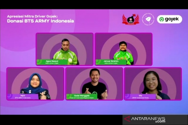 Penyerahan dana Rp159 juta secara virtual dari BTS ARMY Indonesia dan ARMY Indonesia Festa kepada mitra driver Gojek yang telah membantu pemesanan paket BTS Meal pada Kamis (24/6/2021) (Foto: ANTARA/Maria Cicilia Galuh)	