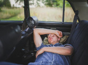 Tidur saat Perjalanan Mudik, Jangan Lupa Pakai Bantal Leher