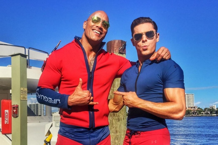 The Rock dan Zac Efron menggunakan Aviator. (Foto Instagram/TheRock)