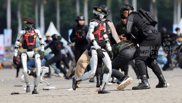 Aksi Robot Polisi atau Ropi Humanoid Unjuk Gigi dalam Peringatan HUT ke-79 Bhayangkara 