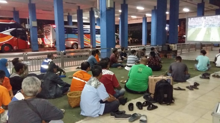 Suasana nobar di Terminal Tirtonadi Solo