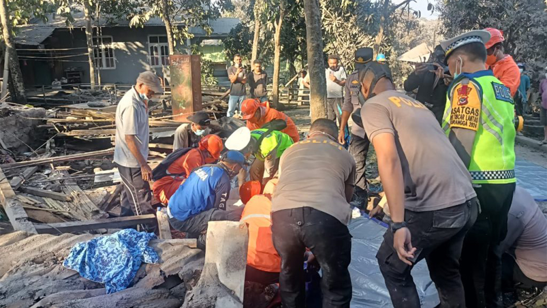 Polri Evakuasi Penyintas Erupsi Gunung Api Lewotobi Laki-Laki