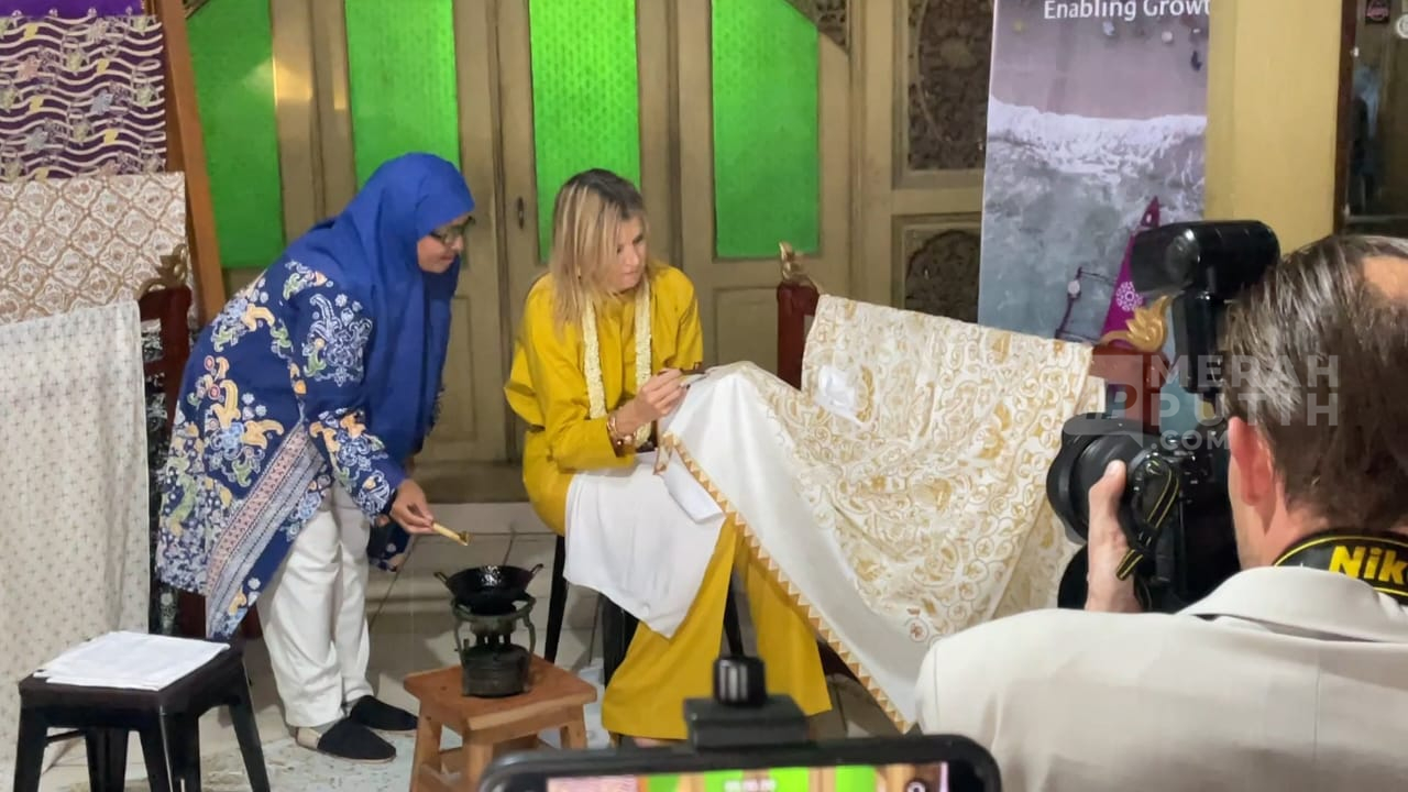 Ratu Maxima Berkunjung ke Solo, Belajar Membatik hingga Soroti Isu Keamanan Finansial