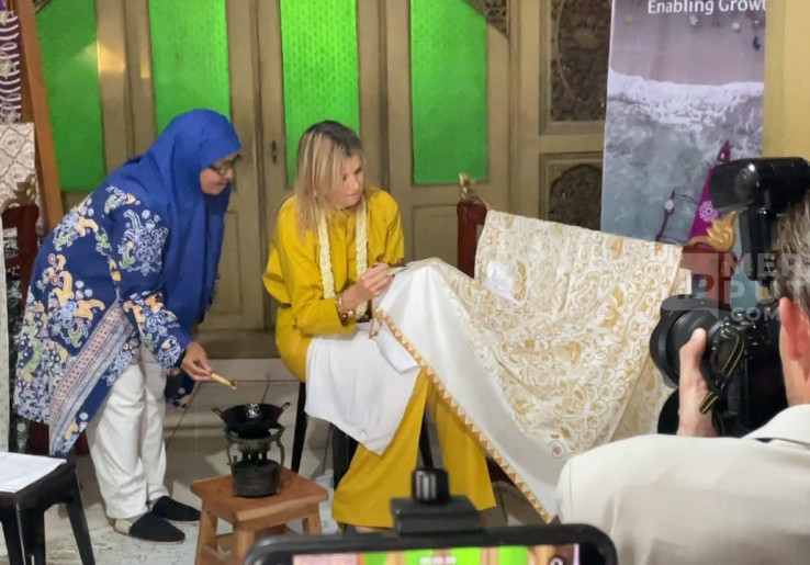 Ratu Maxima Berkunjung ke Solo, Belajar Membatik hingga Soroti Isu Keamanan Finansial