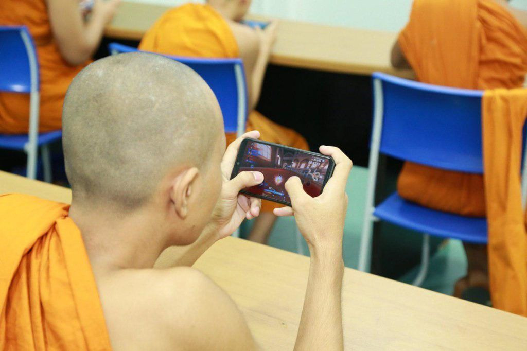 Menangkan Turnamen Game, 3 Biksu Muda Bikin Heboh Dunia Esports