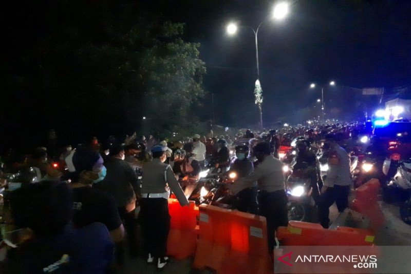 Arus pemudik yang melintasi Jalur Pantura, Kedungwaringin, Kabupaten Bekasi, Jawa Barat semakin ramai saat lewat tengah malam, Selasa (11/5). (Foto: Pradita Kurniawan Syah)