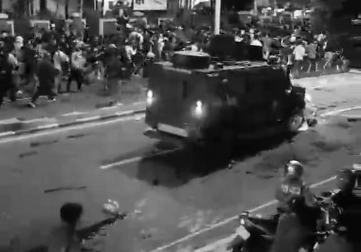 Situasi Demo Terkini: Halte Transjakarta dan Gedung DPRD Makassar Dibakar Massa
