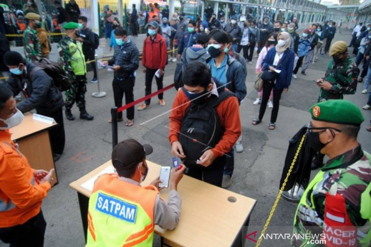 Pengguna jasa KRL Commuter antri pemeriksanaan dokumen surat tanda registrasi pekerja (STRP) di Stasiun Bogor, Jawa Barat, Senin (12/7/2021). Syarat STRP diberlakukan berdasarkan aturan Surat Edaran (SE) Menteri Perhubungan menerbitkan, selama pelaksanaan PPKM Darurat. (ANTARA FOTO/Arif Firmansyah/aww.)