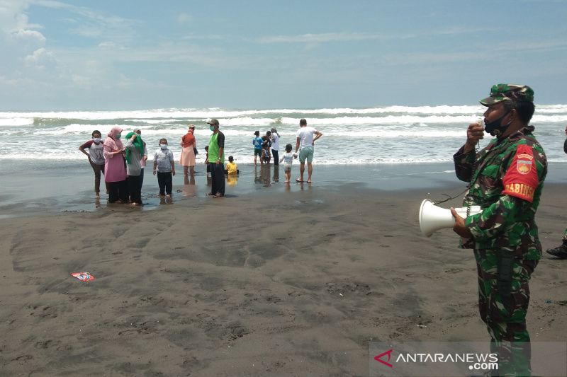 Pengunjung objek wisata pantai selatan Kabupaten Bantul, DIY (Foto ANTARA/Hery Sidik)
