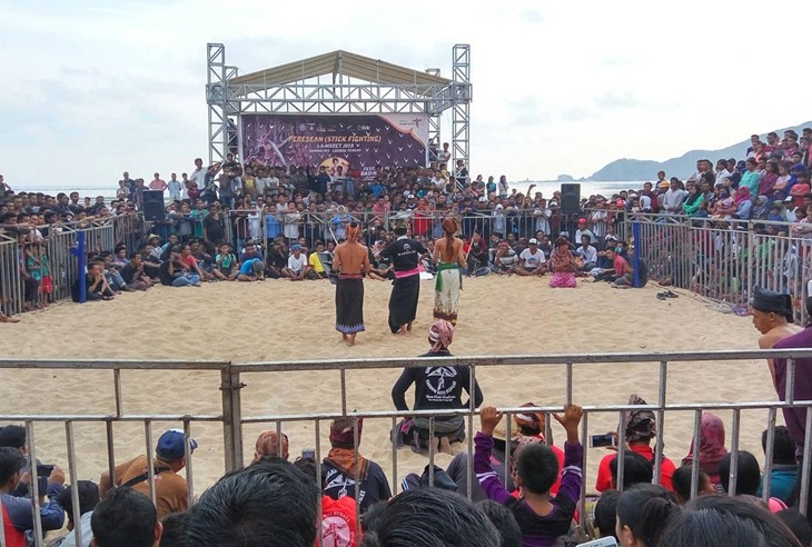 Lomba Peresean saat Festival Bau Nyale. (Foto: instagram.com/radiolombokfm)