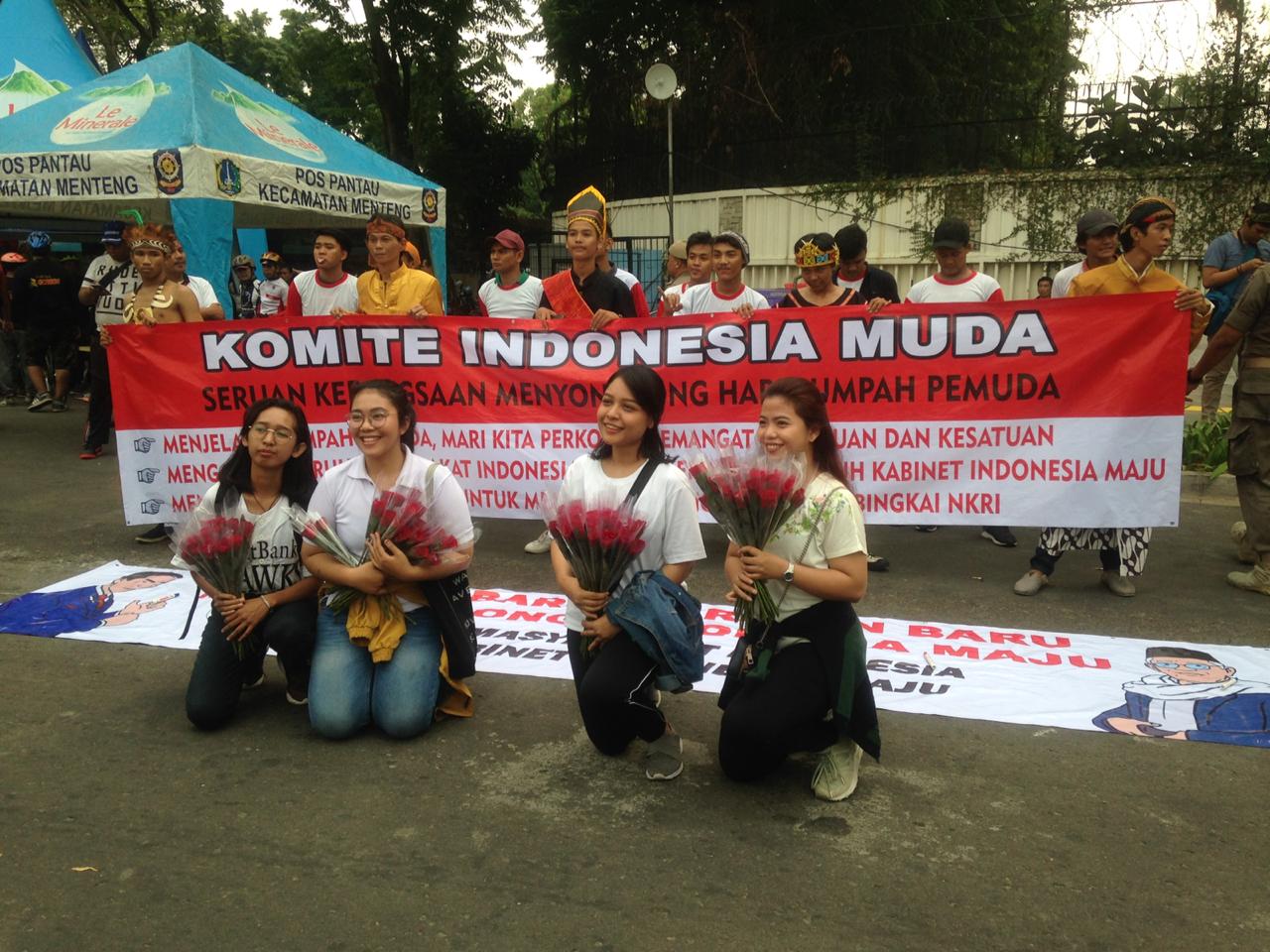 Menjelang peringatan Sumpah Pemuda yang  jatuh pada tanggal 28 Oktober besok, sejumlah pemuda menggelar aksi bagi-bagi bunga di kawasan Car Free Day (CFD) bundaran HI Jakarta. Foto: MP/Kanu