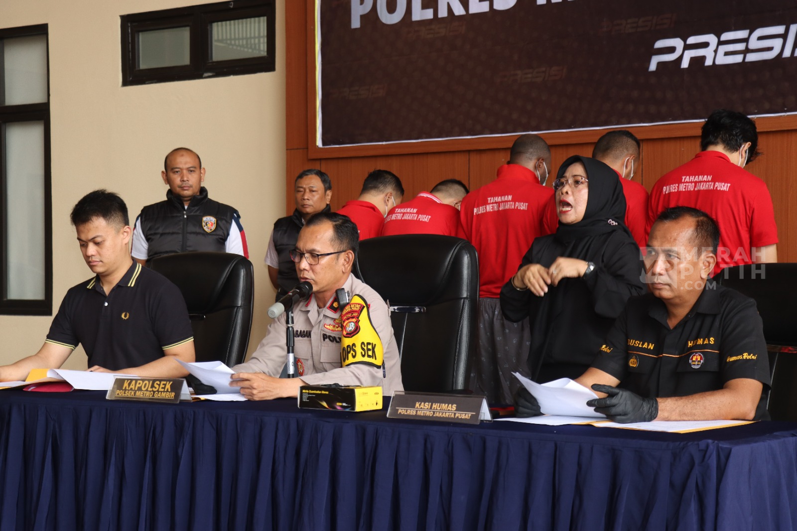 Dolar Palsu Senilai Ratusan Juta Terbongkar Usai ‘Tertinggal’ di Laci Lemari Hotel