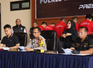 Dolar Palsu Senilai Ratusan Juta Terbongkar Usai ‘Tertinggal’ di Laci Lemari Hotel