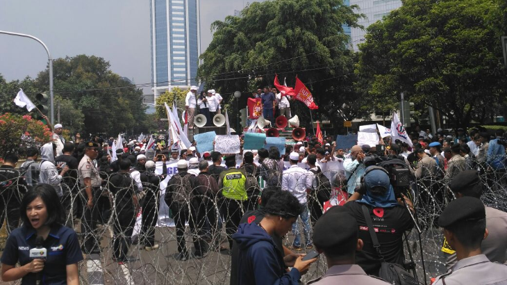 Tak Hanya Kedubes Myanmar, Pendemo Juga Kepung Kemenlu