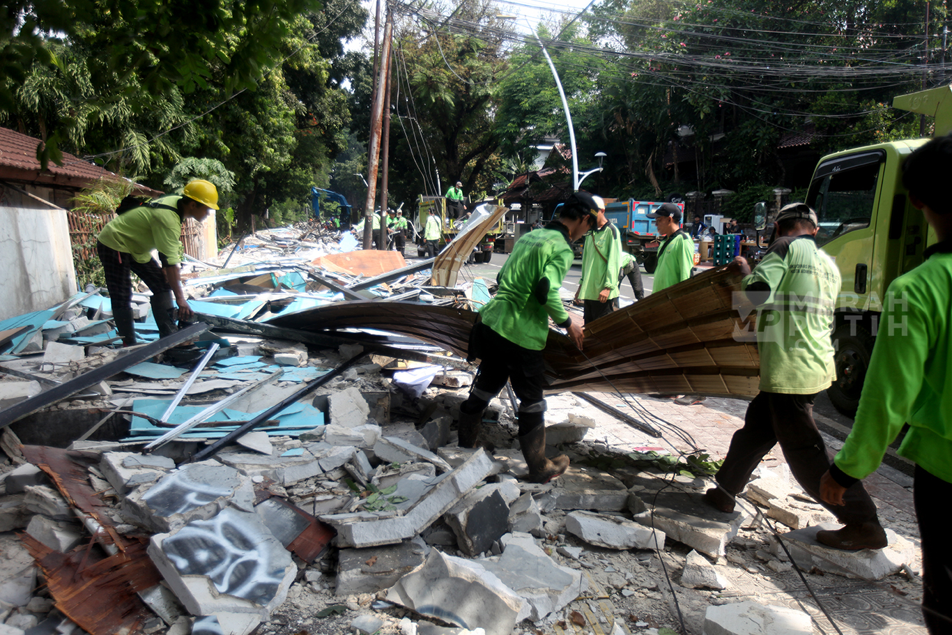 Suasana penertiban bangunan kios Pasar hewan Peliharaan Barito, Jakarta Selatan, Senin (27/10/2025).