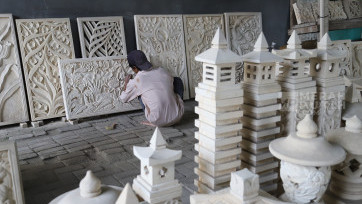 Menilik Keindahan Seni Pahat Batu Alam di Tangerang Selatan