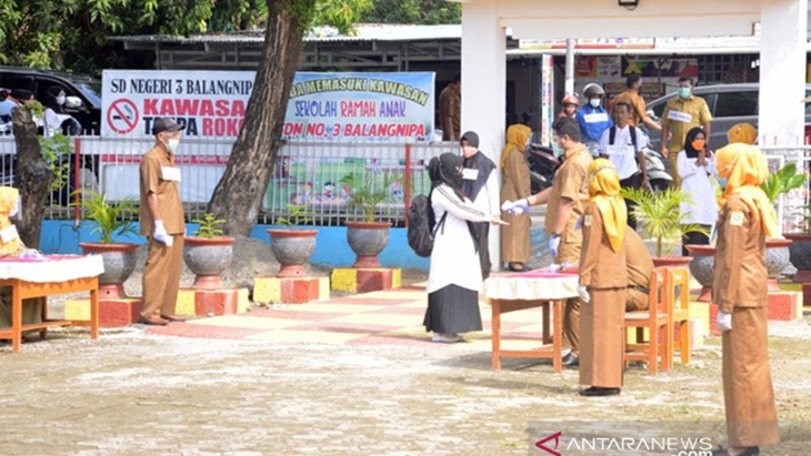 Suasana simulasi persiapan PTM terbatas di SDN 3 Balangnipa, Kecamatan Sinjai Utara, Sulawesi Selatan, Senin (7/6/2021). ANTARA/HO/Humas Diskominfo Sinjai/pri.