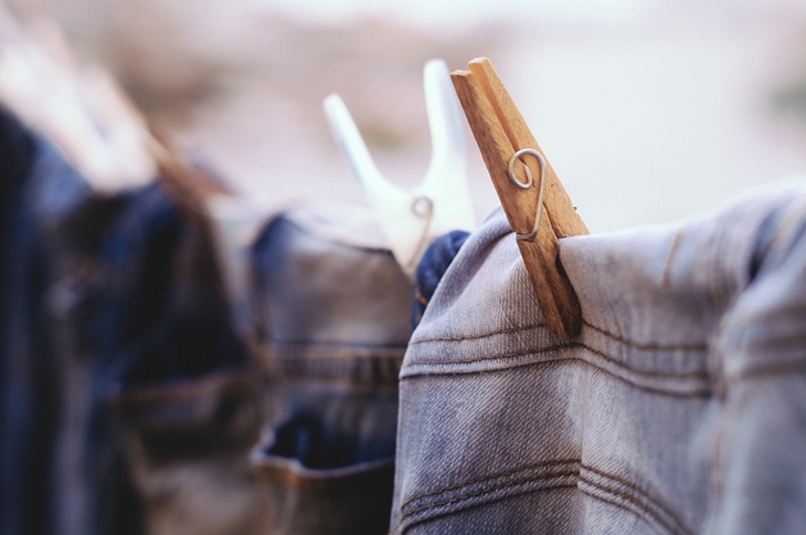 Banyak model gamis dengan bahan denim. (Foto: Pixabay/Pexels)