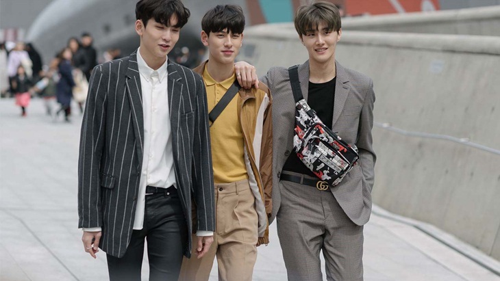 Cara Cowok Korea Selalu Tampil Keren dengan Motif Garis