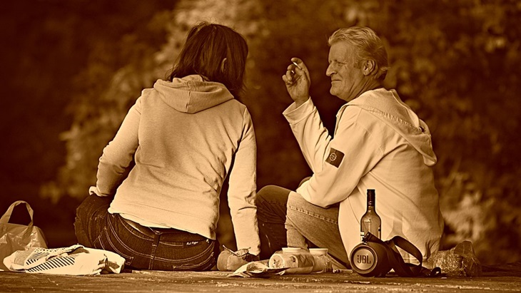 Dua orang sedang berbicara. (Pixabay/MabelAmber)