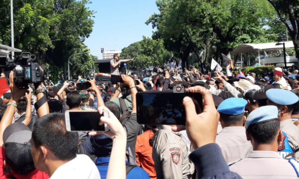 Unjuk rasa masa pro dan kontra Anies di Balai Kota